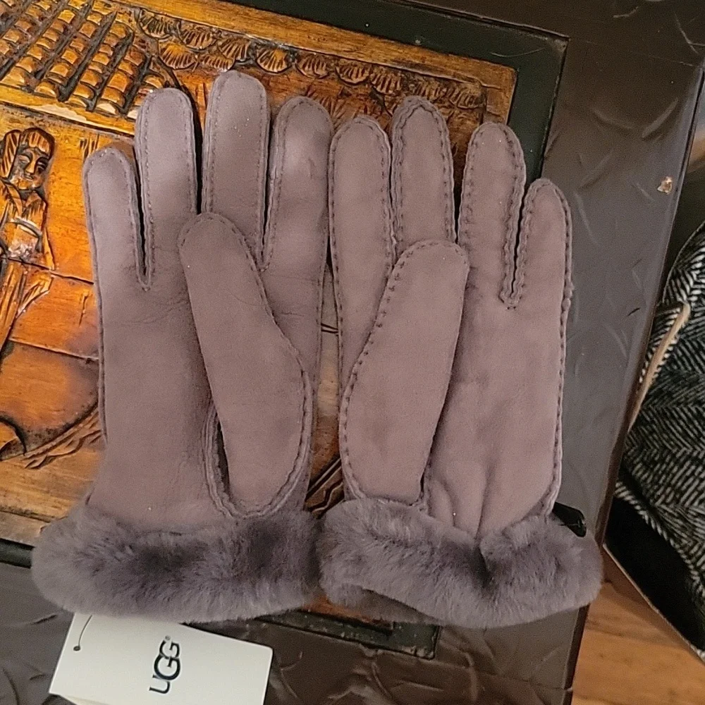 UGG Perforated shearling glove. Grey Sz: large Cold Weather Snow Skiing Outdoors